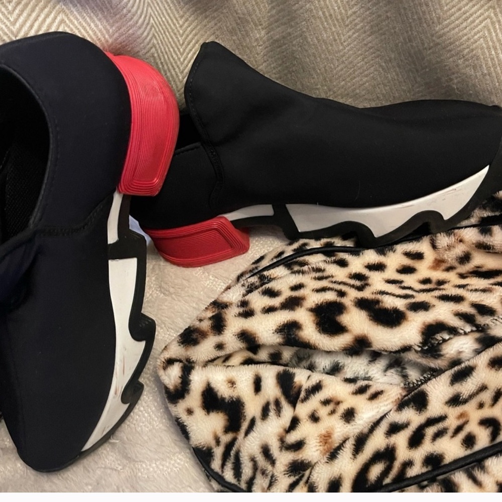 Iri Chic Black and Red Women's Sneakers